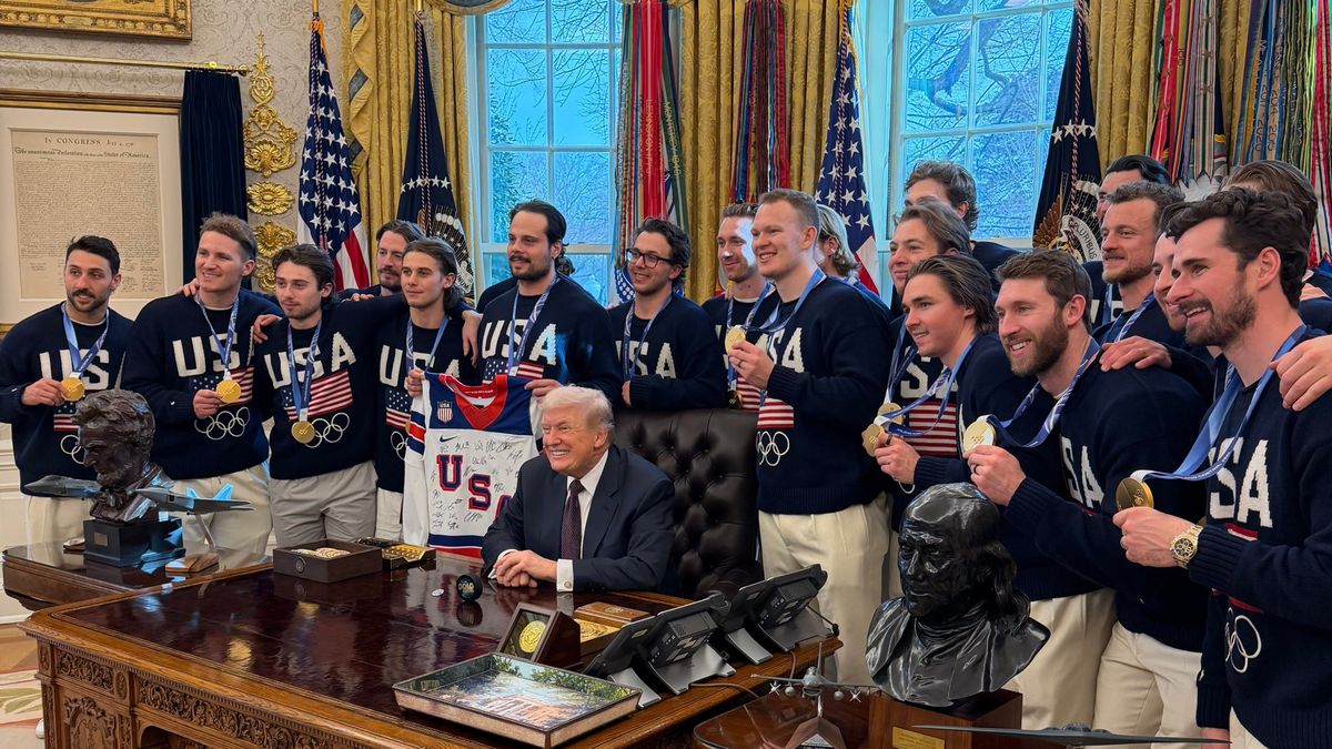 Trump spotkał się z hokiestami. Nagle doszło do zabawnej sytuacj