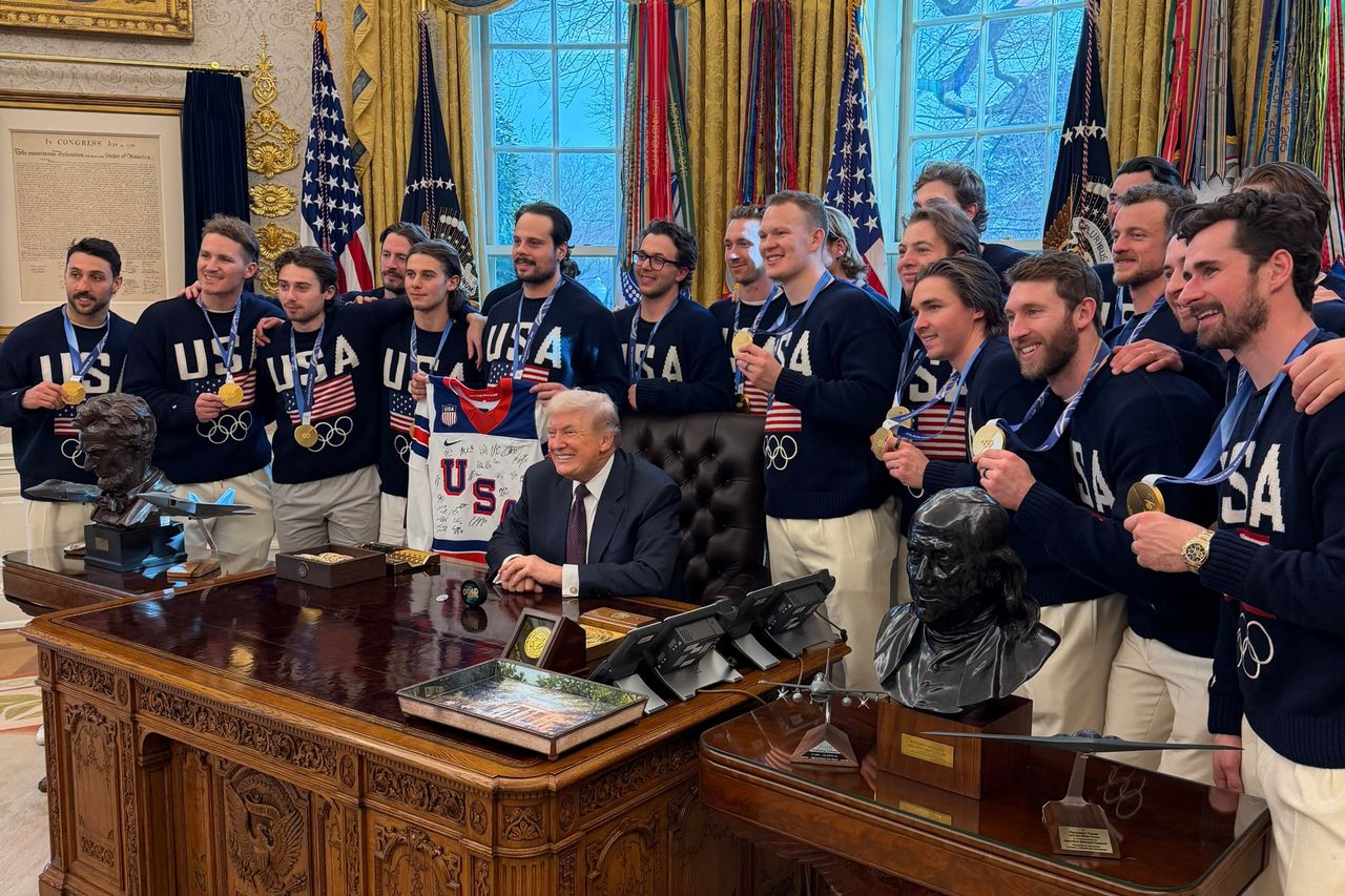 Trump spotkał się z hokiestami. Nagle doszło do zabawnej sytuacji