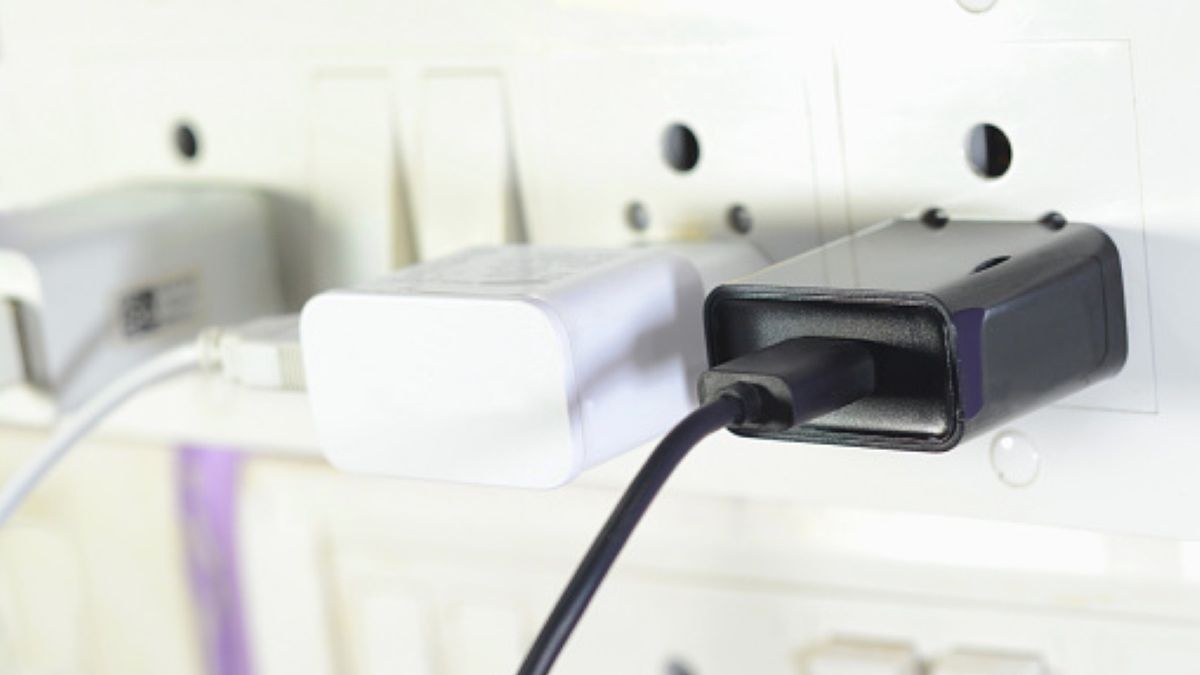 17-latka kąpała się w wannie. Nagle do wody wpadł telefon komórkowy, w wyniku czego dziewczyna została porażona prądem