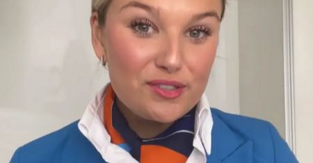 Zawsze wrzuca butelkę pod łóżko hotelowe. Rada stewardesy robi furorę