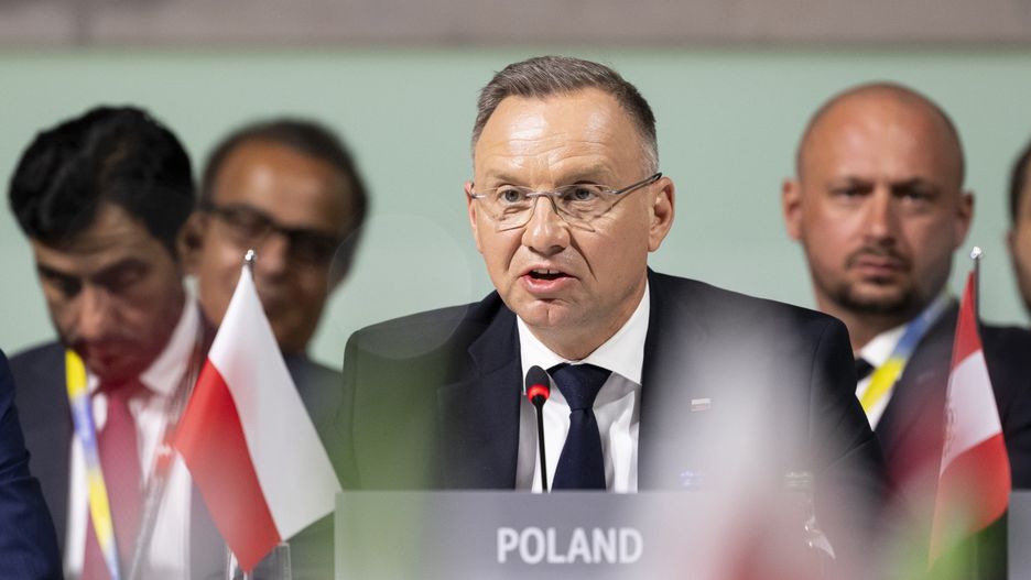 Summit on Peace in Ukraine
epa11413418 President Andrzej Duda of Poland speaks during the opening plenary session of the Summit on Peace in Ukraine, in Stansstad near Lucerne, Switzerland, 15 June 2024. International heads of state gather on 15 and 16 June at the Buergenstock Resort in central Switzerland for the two-day Summit on Peace in Ukraine.  EPA/URS FLUEELER / POOL                       EDITORIAL USE ONLY  EDITORIAL USE ONLY 
Dostawca: PAP/EPA.
URS FLUEELER / POOL