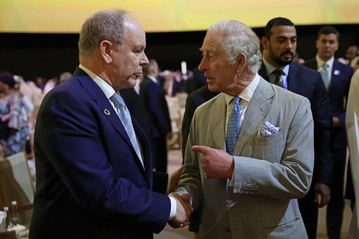 Koronowane głowy na szczycie COP28 w Dubaju. Król Karol III i książę Albert II z Monaco 