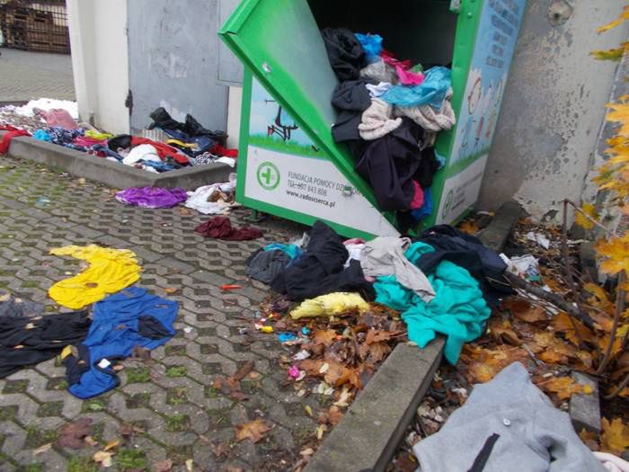 Głogów. Kontenery na używaną odzież szpecą krajobraz. Problem jest skomplikowany