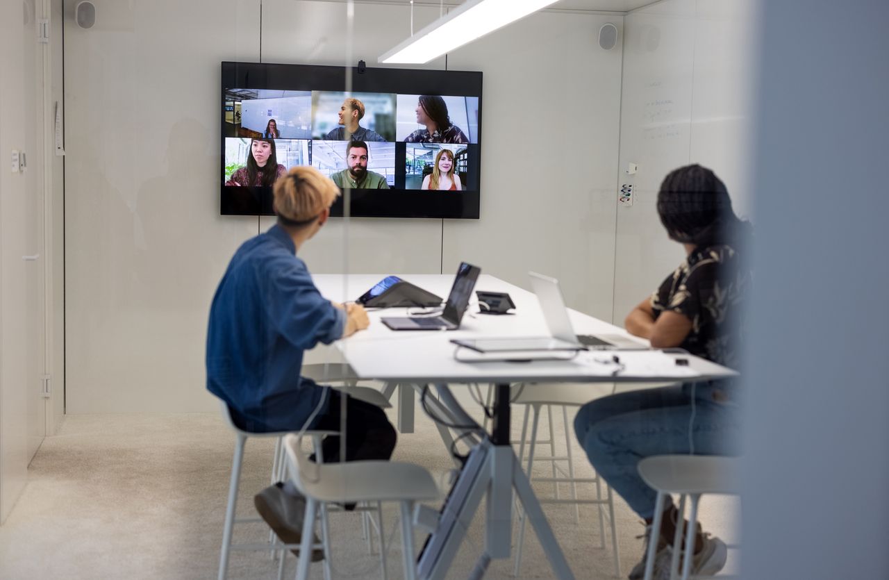 Pracownicy wracają do biur... by i tak siedzieć "na callach". To źródło frustracji