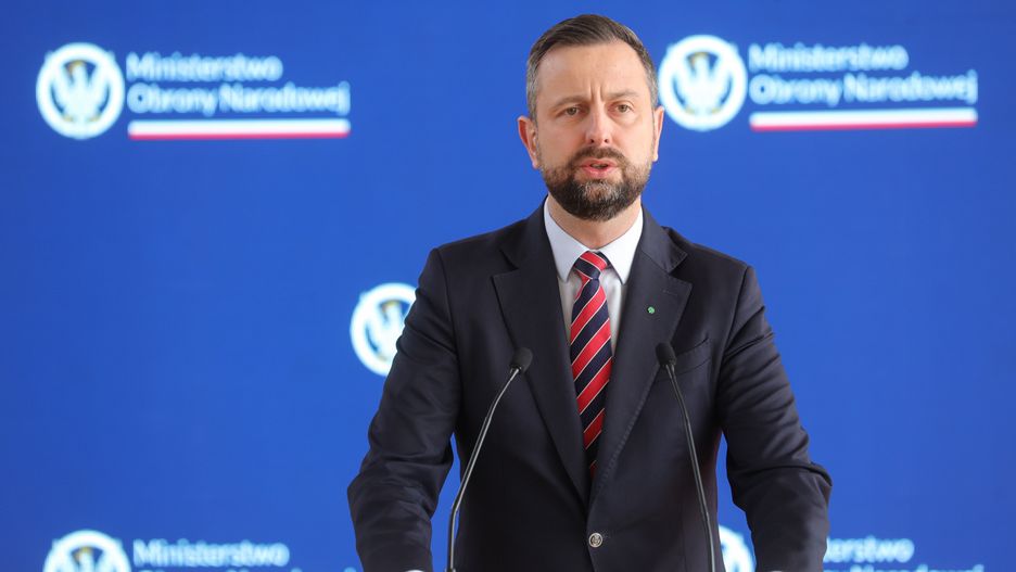 Warszawa, 17.04.2024. Wicepremier, minister obrony narodowej Władysław Kosiniak-Kamysz podczas uroczystego podpisania listu intencyjnego w Szkole Podstawowej nr 323 im. Polskich Olimpijczyków w Warszawie, 17 bm. Dokument dotyczył przedsięwzięcia edukacyjnego pn. �Edukacja z wojskiem�. (amb) PAP/Rafał Guz