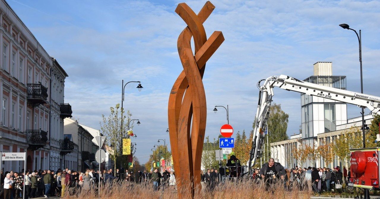 Zduńska Wola: Metalowy "Splot" stanął w sercu miasta. Odsłonięcie rzeźby wzbudziło duże zainteresowanie mieszkańców