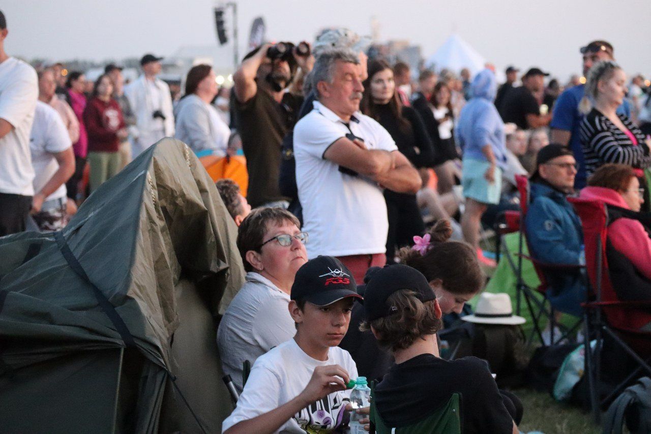Nocne pokazy w ramach Antidotum Airshow Leszno 2025 zapierały dech w piersiach. Na lotnisku był komplet publiczności