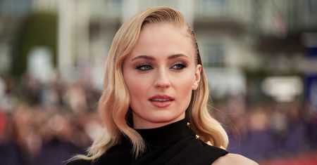 Sophie Turner z "Gry o Tron" w polskiej marce. Zachwycająca sukienka