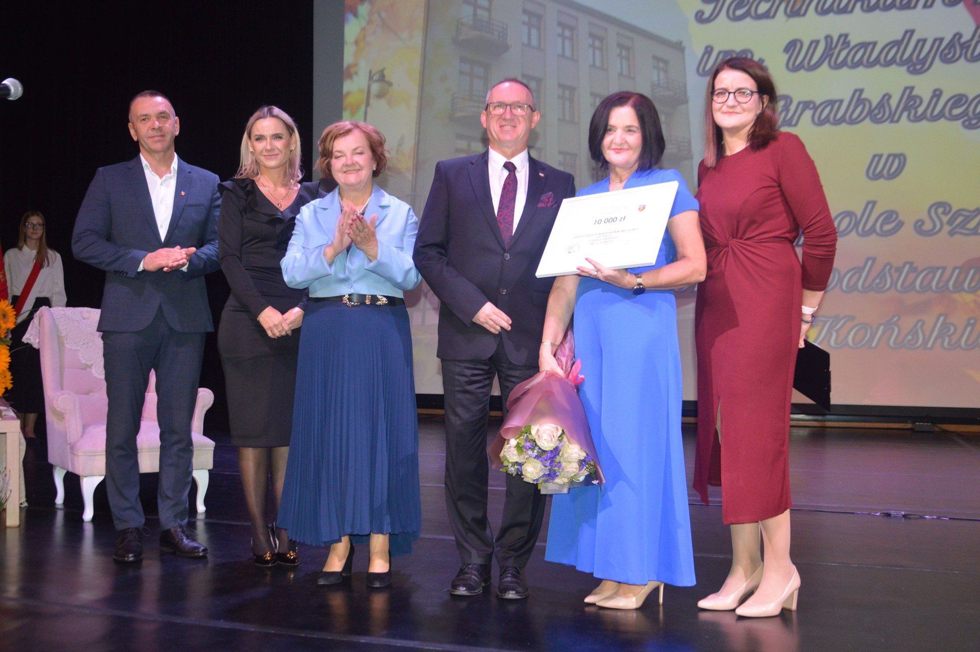 Dyrektor Beata Fidor z czekiem na 10 tysięcy dla szkoły od Starostwa Powiatowego. Na zdjęciu także: Wojciech Owczarek, Agnieszka Niebudek, Danuta Leśniewicz, Dariusz Banasik, Agata Centkowska.