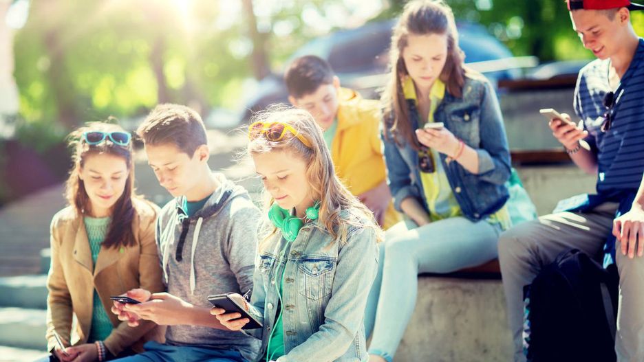 Do teenagers use fact-checking tools? Disturbing report