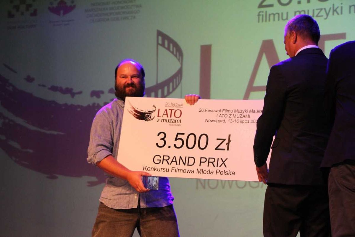 Jury wyróżniło film "Być kimś" Michała Toczka, a nagrodę w imieniu reżysera odebrał Sebastian Stankiewicz, grający w nim główną rolę 