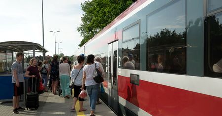 Jechał do Wrocławia pociągiem. Pokazał, co wyczyniały kobiety obok