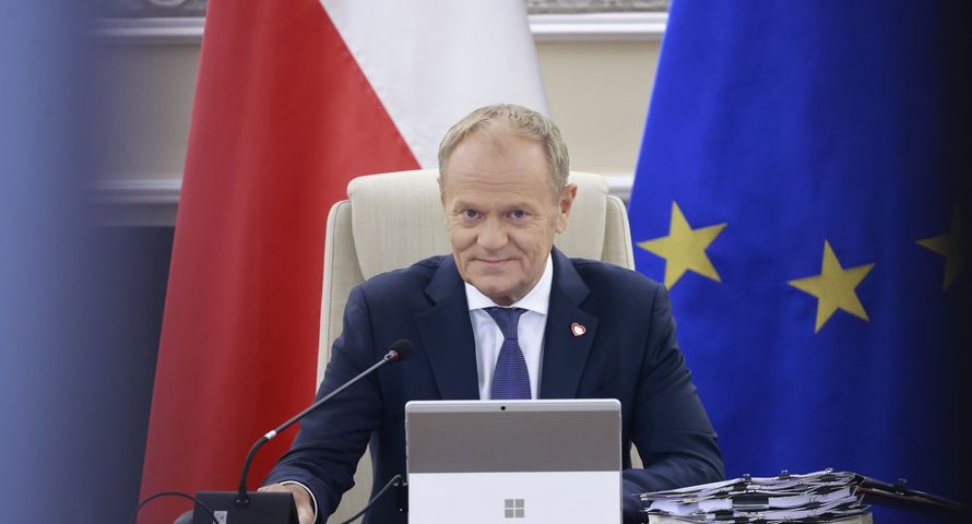 Wtorkowa ofensywa rządu: zakaz smartfonów w szkołach i ograniczenie dostępu do treści dla dorosłych