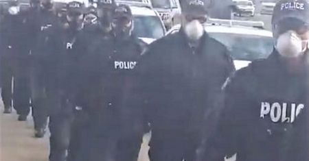 Policja kontra wierni. Potężne siły policyjne na proteście przed kościołem