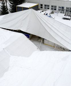 Przemyśl. Zawalił się dach nad lodowiskiem. Wszystko przez intensywne opady