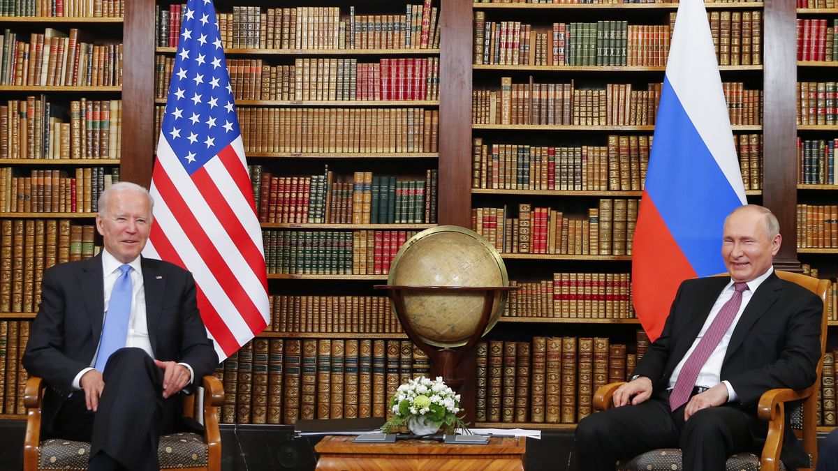 epa09276315 US President Joe Biden (L) and Russia's President Vladimir Putin (R) meet for the U.S.-Russia summit at Villa La Grange in Geneva, Switzerland, 16 June 2021. US President Biden and Russian President Putin meet in Geneva on 16 June for face-to-face talks.  EPA/DENIS BALIBOUSE / POOL Dostawca: PAP/EPA.