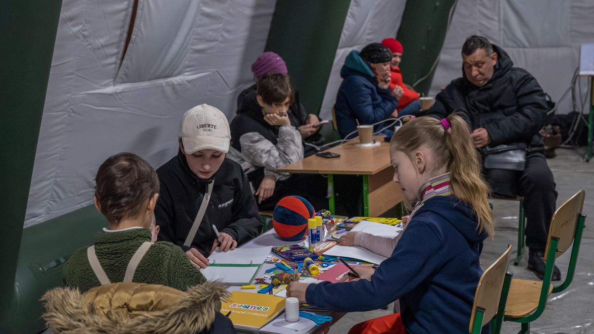 przerwa w dostawie pr�du
Vladyslav Musiienko
agresja Rosji, atak Rosji na Ukrain�, awaryjna, bez pr�du, blackout, blok, budynek, inwazja rosyjska, konflikt zbrojny, kryzys energetyczny, mieszkalny, mieszka�cy, namiot, namoty, od��czenie pr�du, osiedle mieszkaniowe, sytuacja w Ukrainie, Wojna na Ukrainie, wojna w Ukrainie, zima, dzieci