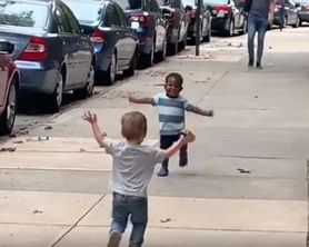 Viralowy filmik o spotkaniu dwulatków. Biały i czarny chłopiec uczą tolerancji 