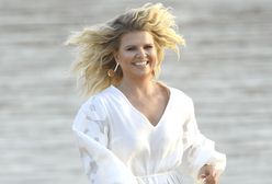 Marta Manowska praży się w bikini. Pod ubraniem skrywała bajeczną figurę