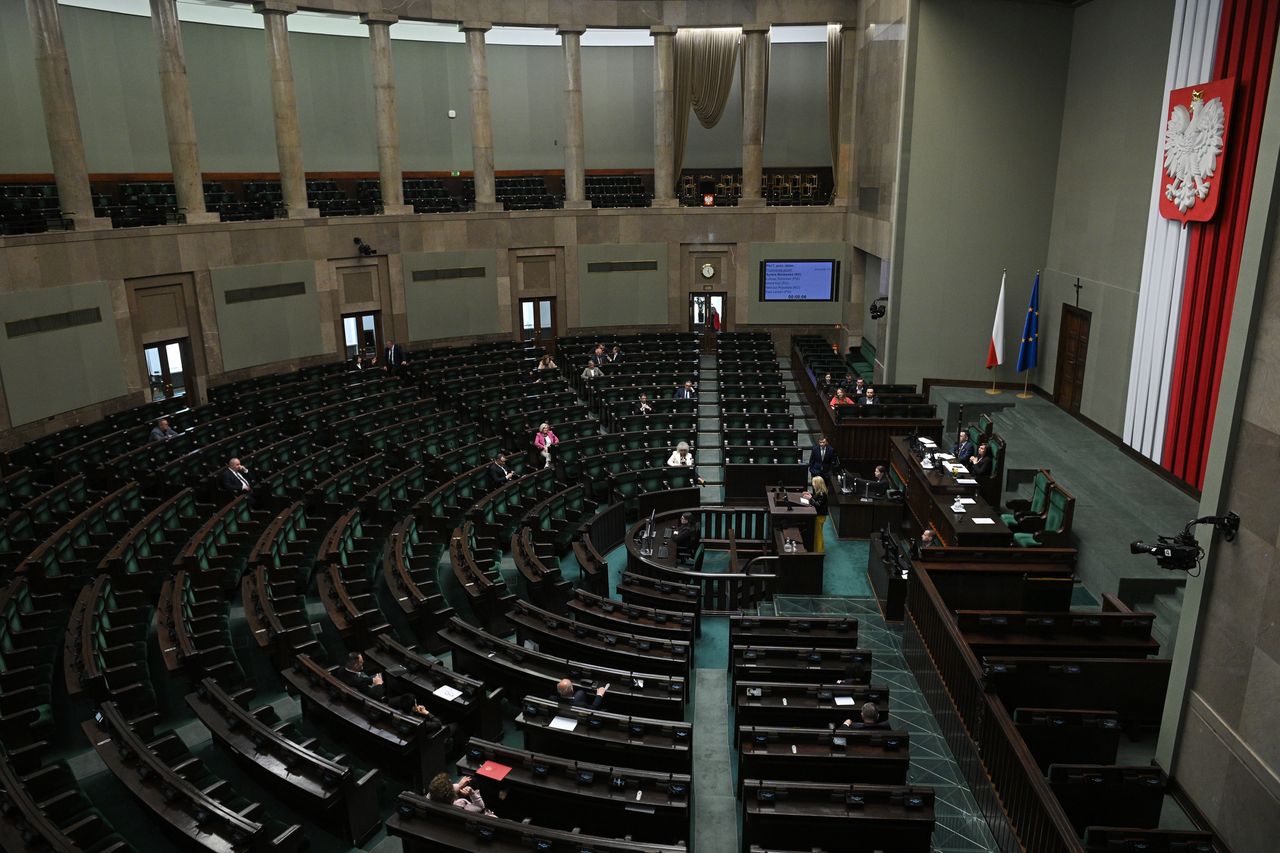 Która partia wygrałaby dziś wybory? Jest najnowszy sondaż
