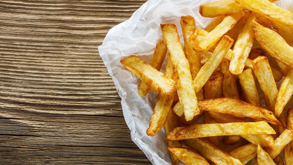 Frytki, czipsy i inne produkty ze smażonych i pieczonych ziemniaków są pyszne, a dla niektórych nawet uzależniające. Należy jednak pamiętać, że oprócz nadmiernych ilości soli i tłuszczu zawierają też szkodliwy akrylamid