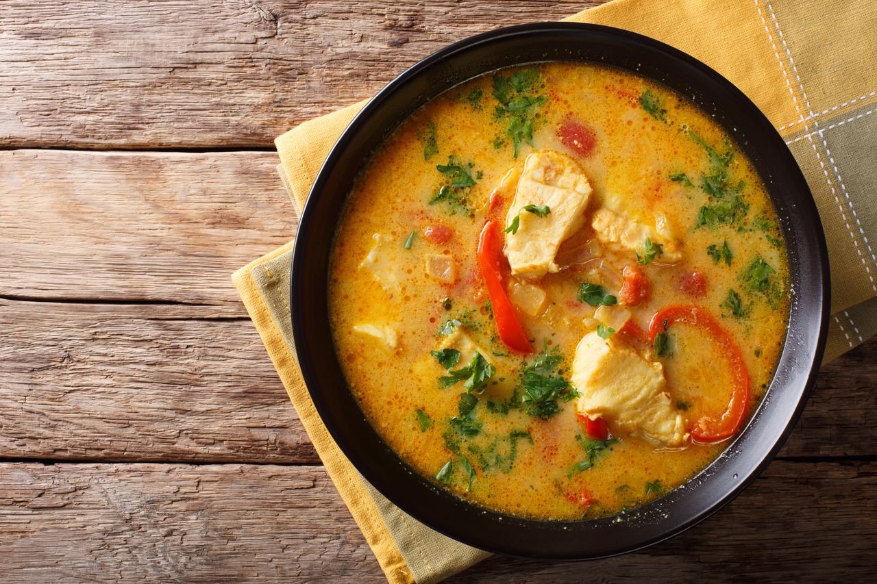 Zupa tajska z kurczakiem i makaronem – orientalna uczta smaków
