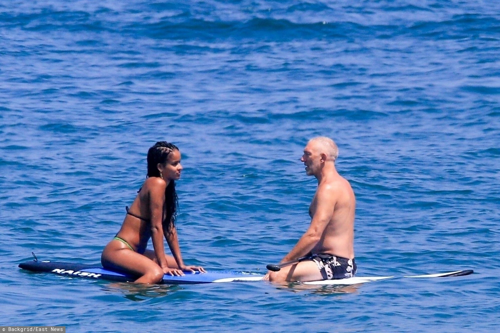 Vincent Cassel wypoczywa na plaży z nową znajomą