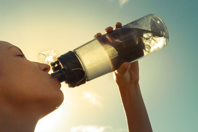 Odpowiednie nawodnienie organizmu jest bardzo ważne. Należy jednak pamiętać, że z tym również można przesadzić