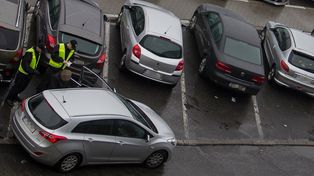Gruz na dachach aut w Rzeszowie. Tłumaczył się brakiem miejsca