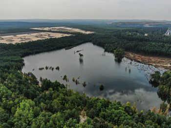 Drzewa i ścieżki znikają pod wodą. Zaczęło się rok temu