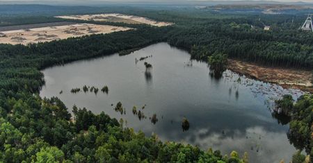 Drzewa i ścieżki znikają pod wodą. Zaczęło się rok temu