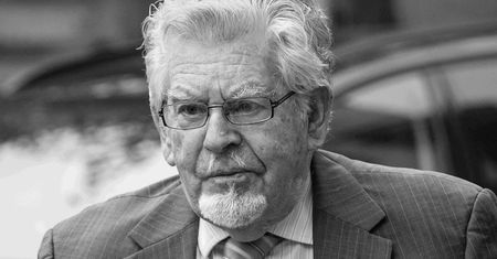 Rolf Harris nie żyje. Pedofilska przeszłość gwiazdy BBC wstrząsnęła Brytyjczykami