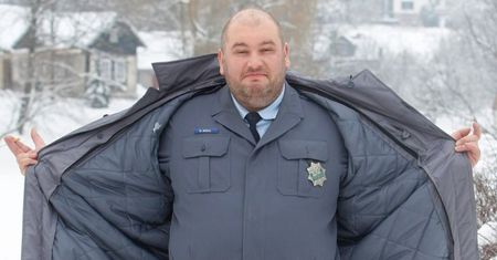 Michał Piela z "Ojca Mateusza" schudł 30 KILOGRAMÓW. Po metamorfozie chętnie pozuje fotoreporterom (ZDJĘCIA)