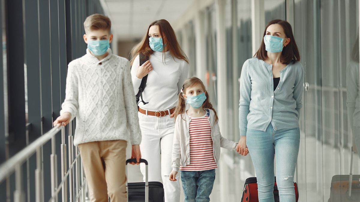 koronawirus covid lotnisko podróż wakacje obostrzenia maseczki