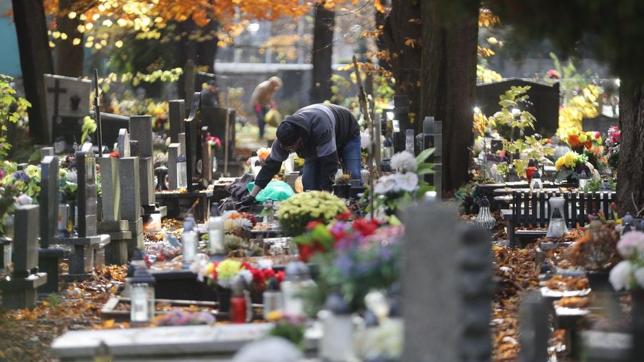 Wszystkich Świętych 2025: Mieszkańcy Katowic sprzątają groby