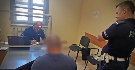 Jechał zygzakiem, ledwo dawał radę. W trakcie raczył się wódką