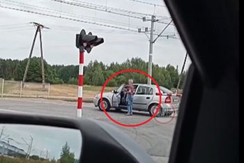 Utknęła za rogatkami. To, co zrobiła kierująca, wprawia w osłupienie