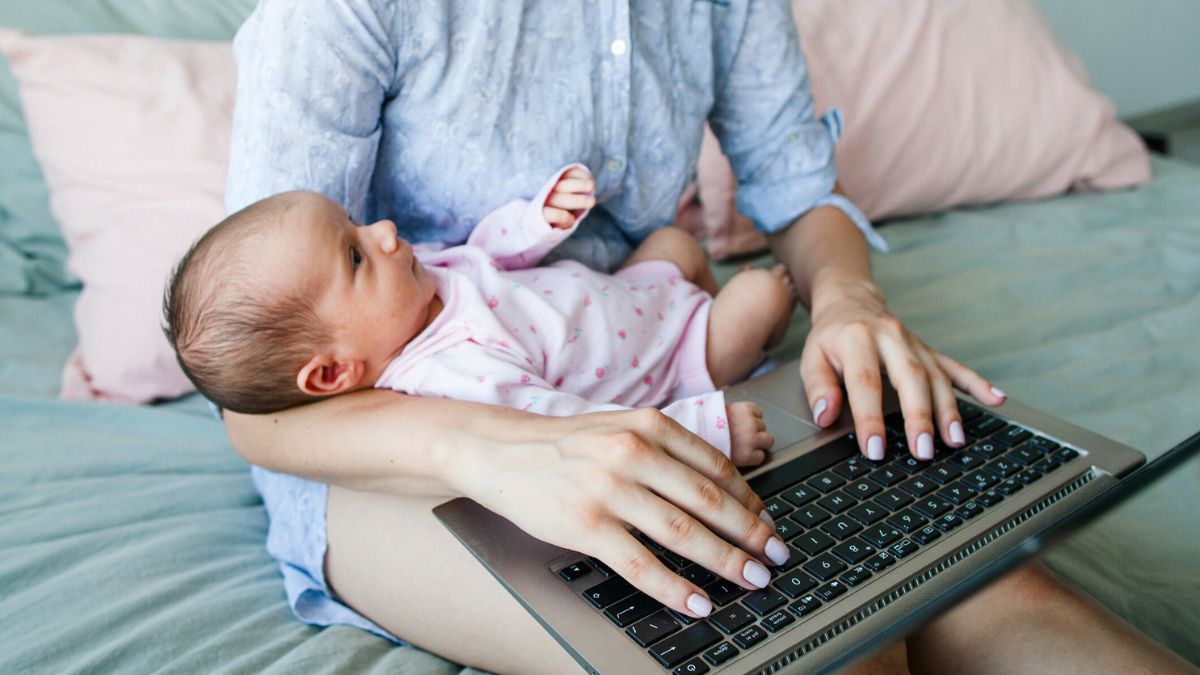 Kobieta trzyma dziecko na kolanach