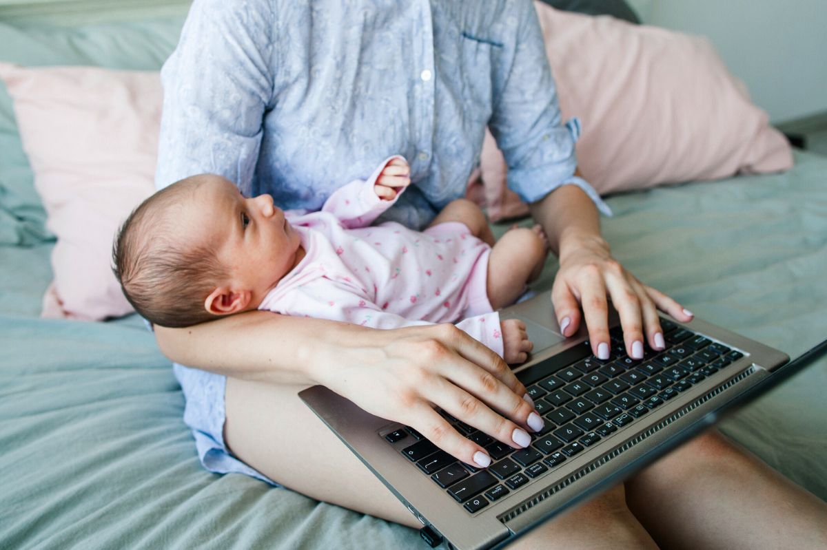 Czy na urlopie macierzyńskim można pracować? Przepisy mówią jasno