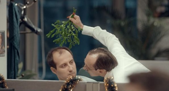 Pocałunki pod jemiołą reklamują szybkość ładowania Huawei P9 (wideo)