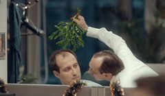 Pocałunki pod jemiołą reklamują szybkość ładowania Huawei P9 (wideo)