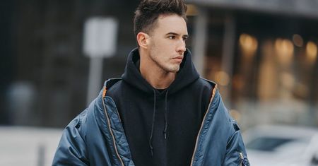 Te kurtki męskie zimowe zapewnią ci ciepło w stylowym wydaniu. Wiemy, jakie modele warto wybrać na mroźne dni