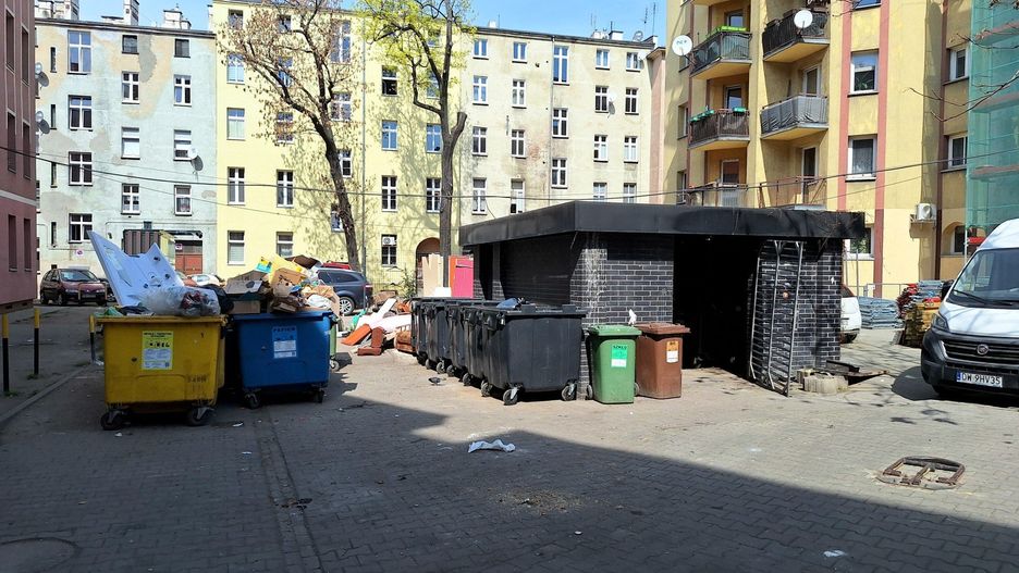 Śmietnik pod oknami