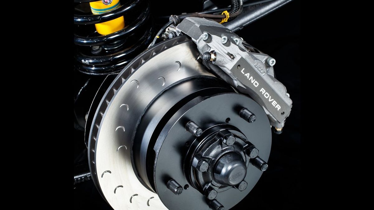 Klocki i tarcze hamulcowe wysokiej jakości nie mają prawa wydawać nieprzyjemnych odgłosów. Chyba że podczas montażu popełniono błąd.