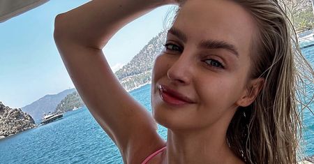 Włożyła wiązane bikini. Majtki z wysokim stanem to już przeżytek?