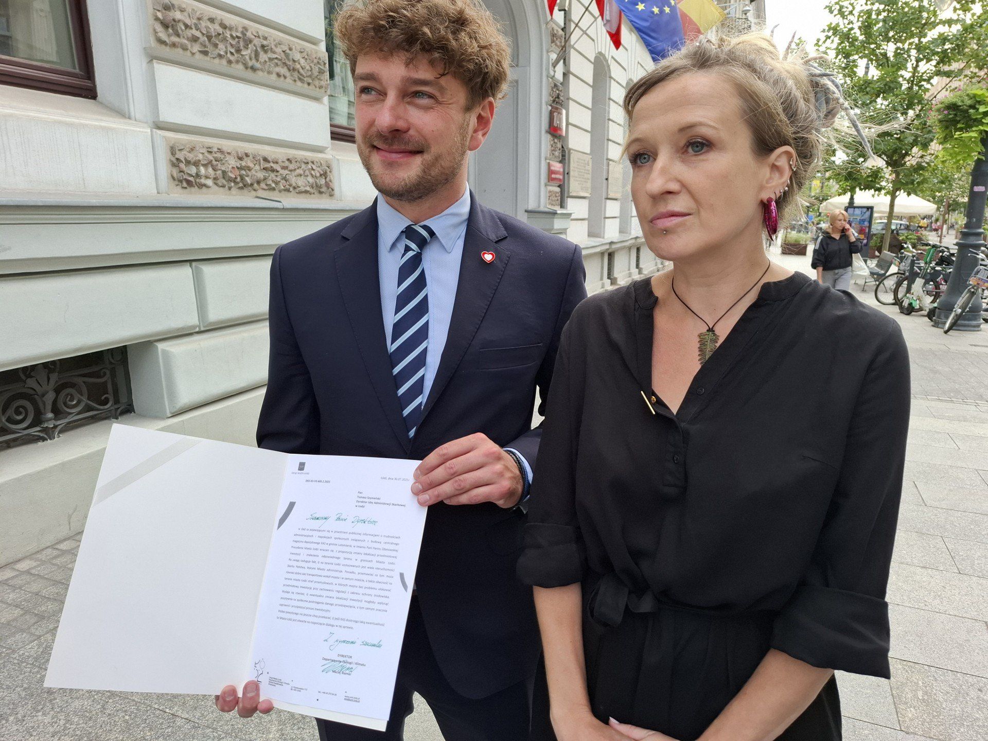 Magdalena Gałkiewicz i Maciej Riemer podczas konferencji 31 lipca 2025 przekazali informację dotyczącą propozycji prezydent Hanny Zdanowskiej, przeniesienia planowanej budowy magazynu depozytowego Krajowej Administracji Skarbowej do Łodzi.