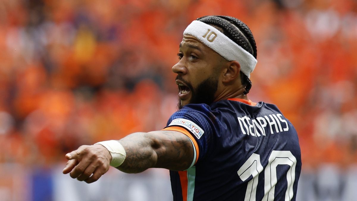 Media głośno rozpisują się o opasce, w jakiej na meczu pojawił się Memphis Depay