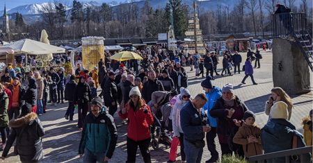 Tłumy na Gubałówce. "Kolejka do wagonika wygląda, jakby się miała nigdy nie skończyć"