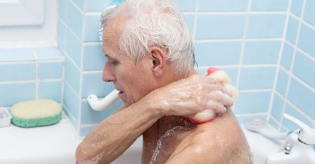 Dermatolog załamuje ręce. Nigdy nie myj się w ten sposób