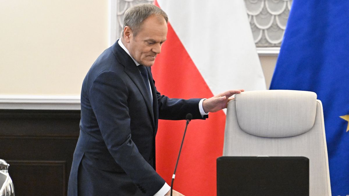Warszawa, 19.03.2024. Premier Donald Tusk podczas posiedzenia rządu w siedzibie Kancelarii Prezesa Rady Ministrów w Warszawie, 19 bm. Rząd na posiedzeniu zajął się projektami w sprawie dofinansowania wynagrodzeń pracowników pomocy społecznej oraz w sprawie wakacji składkowych dla przedsiębiorców. (amb) PAP/Radek Pietruszka